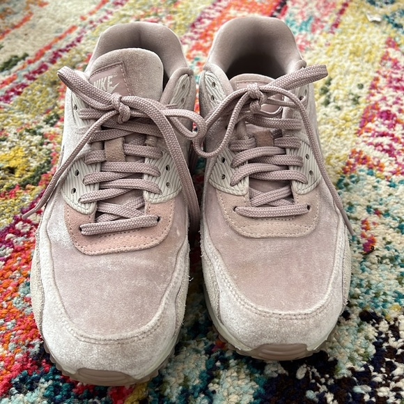 *Rare* velvet & suede Nike Air, size 6. GUC - Picture 3 of 5